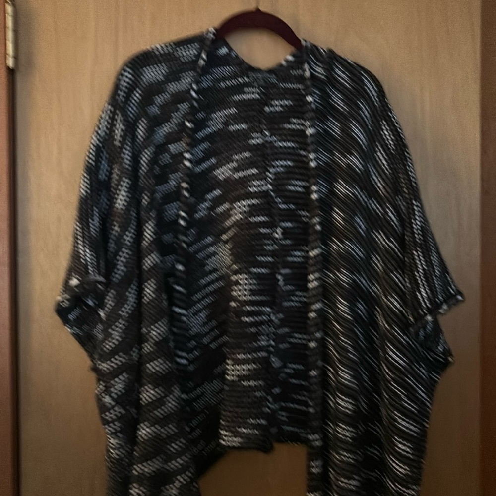bus//bus womens 1X black and white poncho